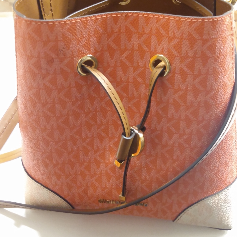 Handbag - Picture 2 of 14